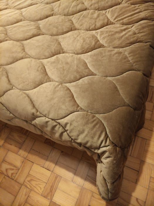 Colcha como nova ( 2,50 x 2,70 )  +   2 almofdas ( cama casal )