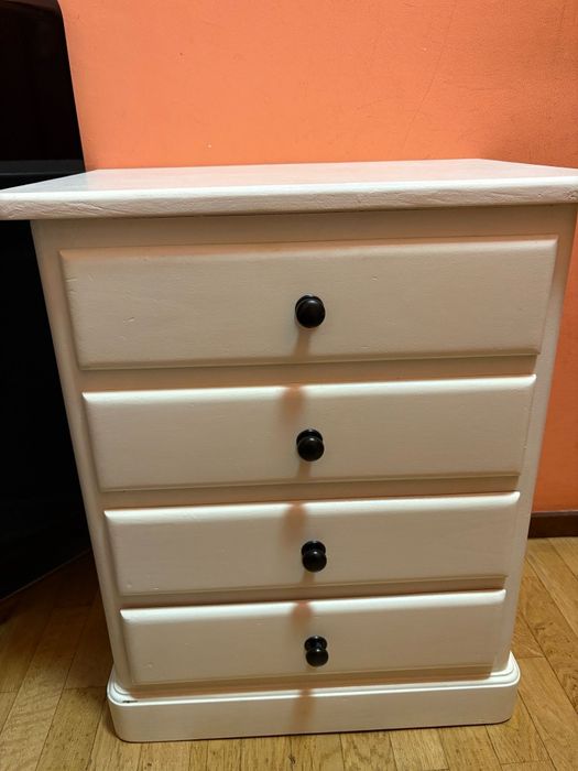 Cómoda e mesinhas de cabeceira brancas