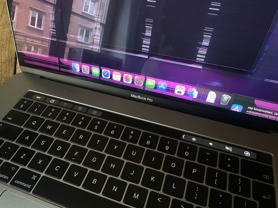 MacBook Pro 15 2016, A1707, i7, paski na ekranie