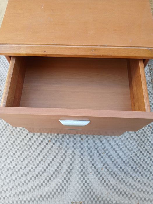 Mesa de cabeceira em madeira maciça.  Para desocupar.