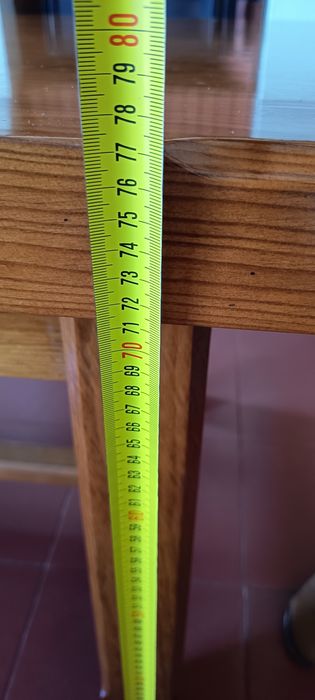 Mesa de madeira maciça com 8 cadeiras