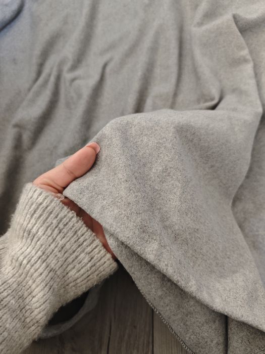 Wełniane szare ponczo z kapturem i futrem miękkie mięsiste