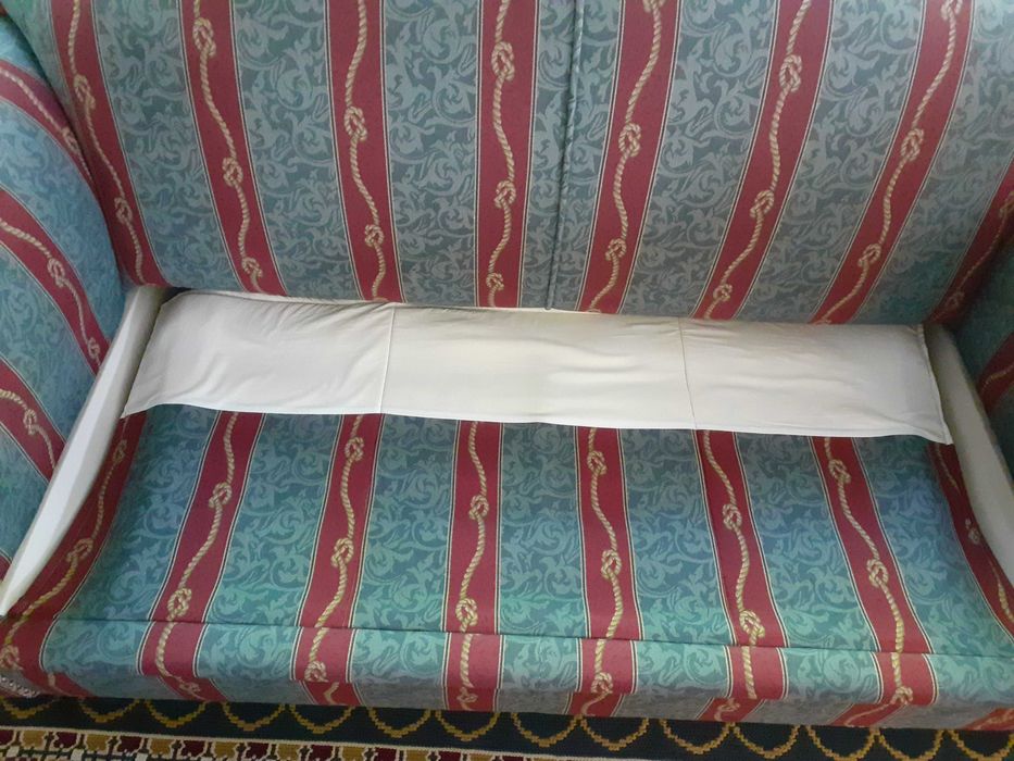 Sofás (1 é sofá cama) de 2 lugares (nova grande baixa de preço)