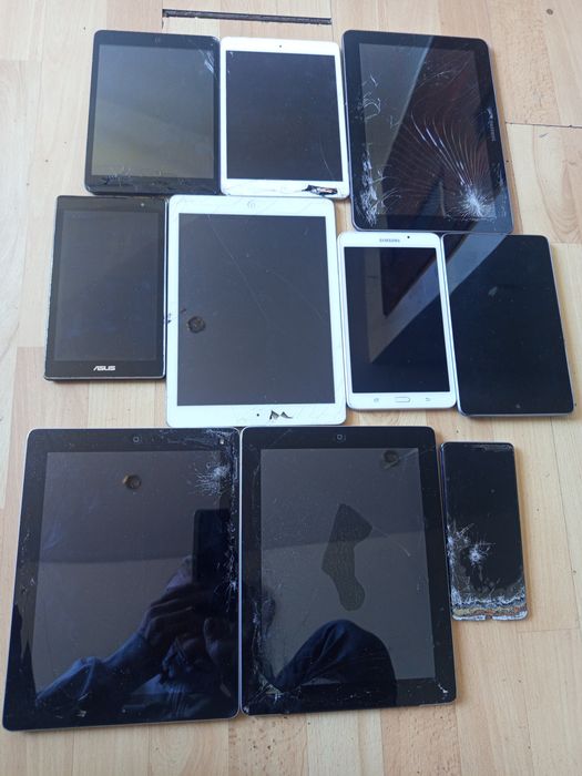 Sprzedam iPad i telefon komórkowy uszkodzone na zdjęciu