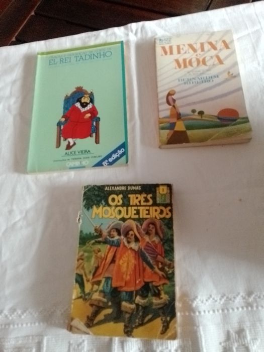 Vários livros muito antigos. (Estudo, romance , histórias e religião.