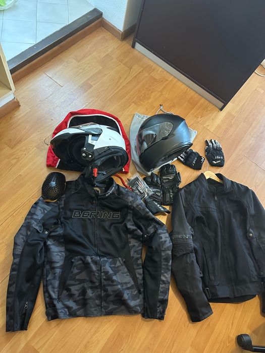 Capacete, jaqueta, luvas de motocicleta