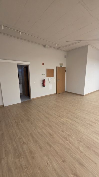 Escritório/Atelier em open space com 70 m², situado a apenas 500 metros do Centro Comercial UBBO