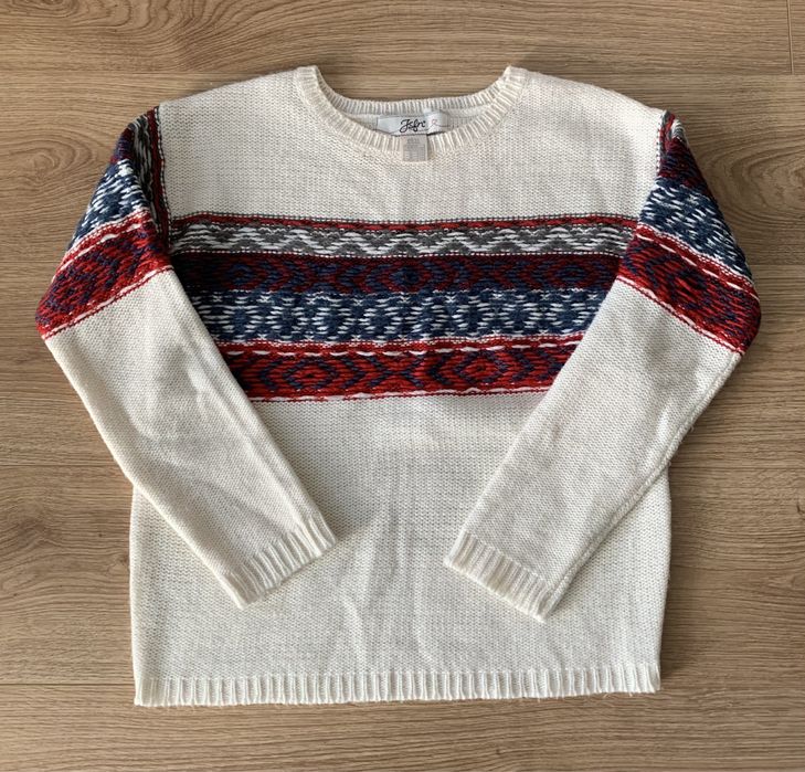 Kremowy sweter we wzory