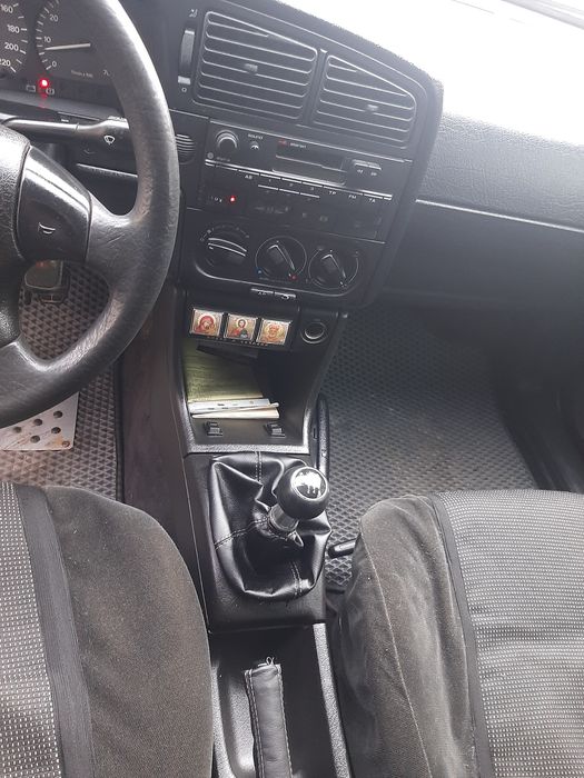 Фольцваген Б4 синій