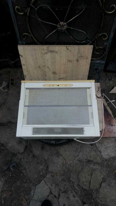 Витяжка на кухню з дерев'яний полкой PYRAMIDA  телескопічна Cata
