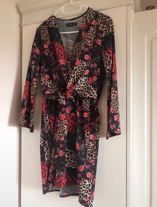 piękna sukienka z czerwonymi wstawkami