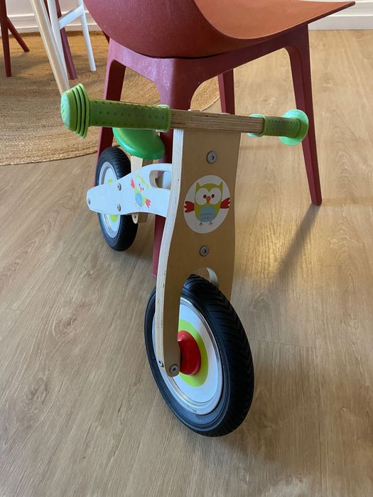 Bicicleta sem pedais de madeira