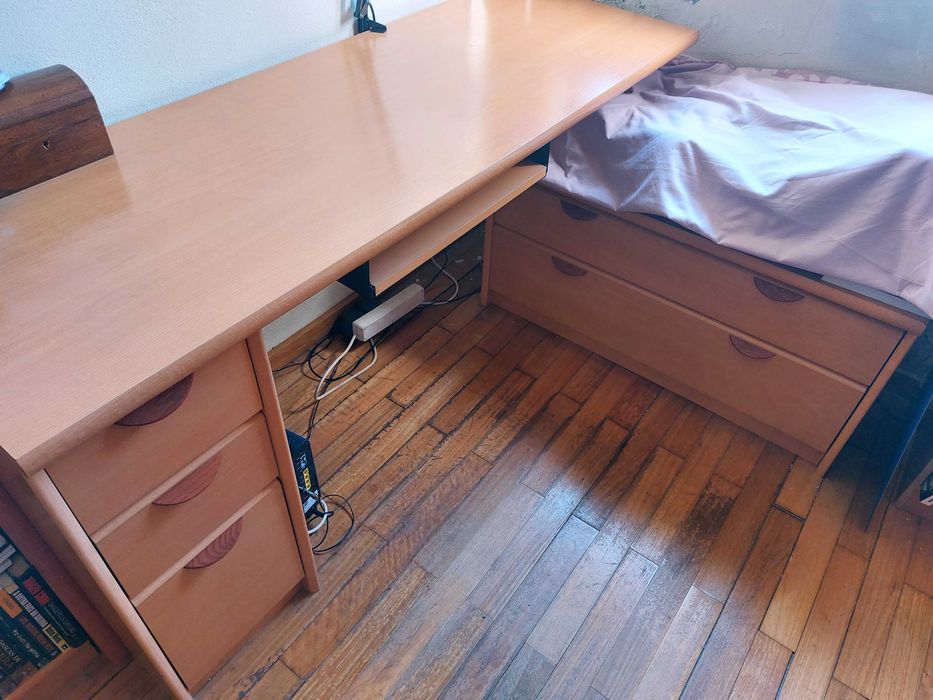 Estante e Secretária com móvel gavetas -  Madeira Cerejeira