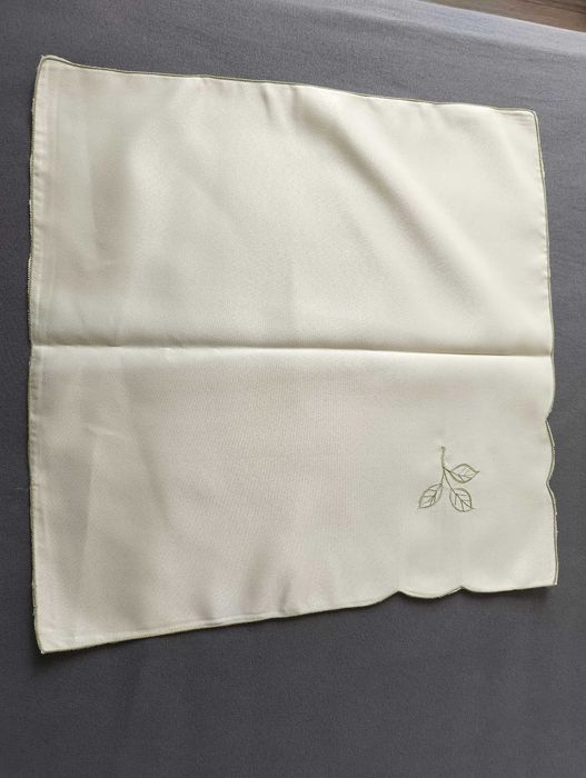 Obrus 266 cm * 170 cm + 12 serwet