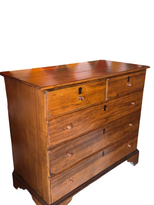 Antiga cómoda em madeira com embutidos em pau santo