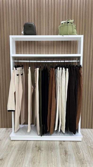 Expositor de roupa com prateleira, varão, e rodas (160x112x35cm).