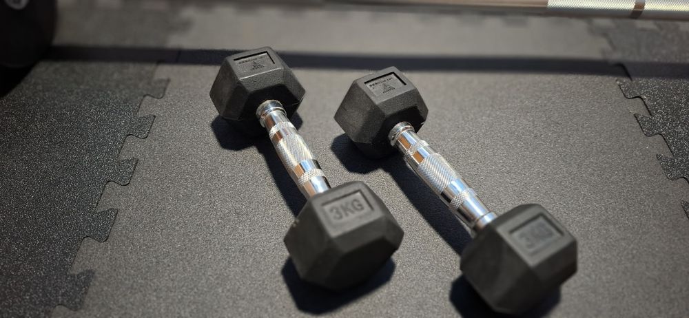 Barra 20Kg peso Fixo, halteres 3kg e kettlebell 6kg. Musculação