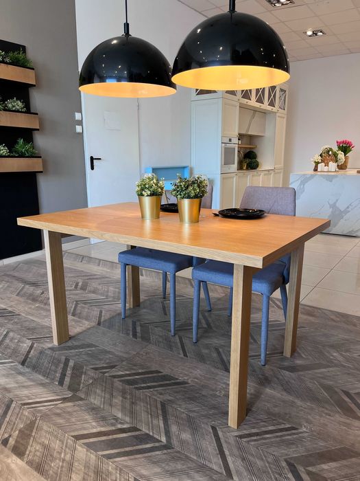 Stół drewniany fornirowany dębem naturalnym – klasyczny design