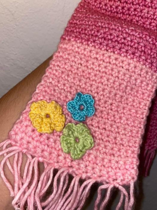 Cachecol em tons de rosa com flores para criança
