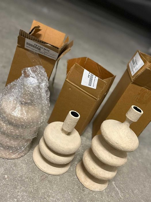 Conjunto de Castiçais de metal Lucio. Cor: Bege Seashell NOVO