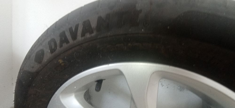 Jantes 15'' de Peugeot 208 com pneus