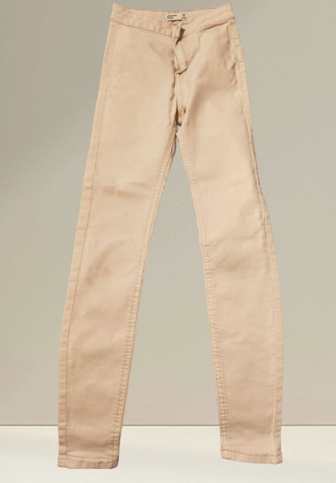 Pudrowe jeansy damskie