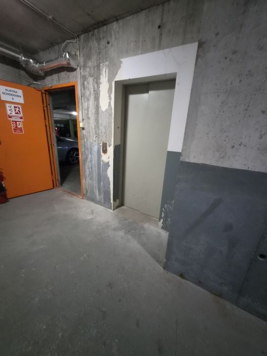 Wygodne miejsce postojowe w garażu wielostanowiskowym tuż przy wejściu do Stacji Metra Stokłosy - Widok 5