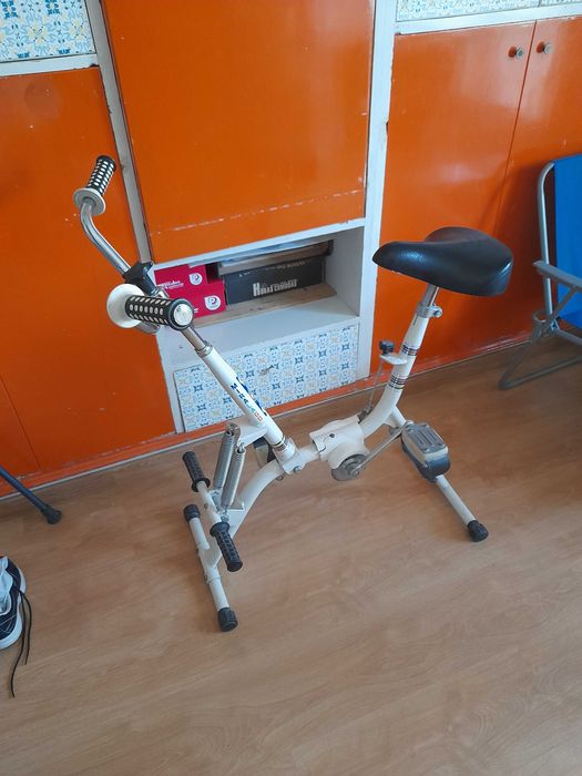 Bicicleta fixa para treino de pernas