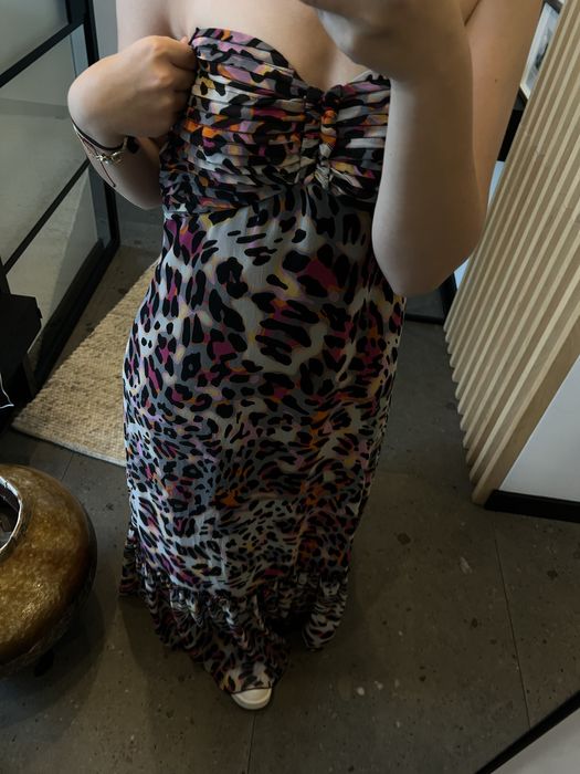 Długa/maxi sukienka w cętki, odkryte ramiona