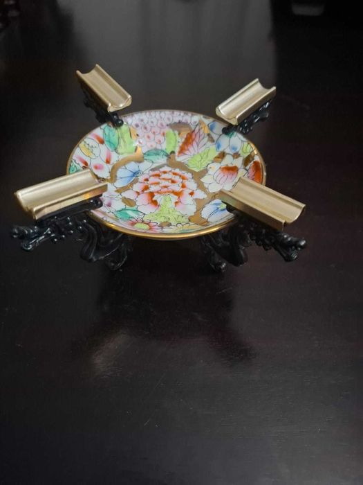 Cinzeiro de porcelana asiática pintado à mão com borda dourada