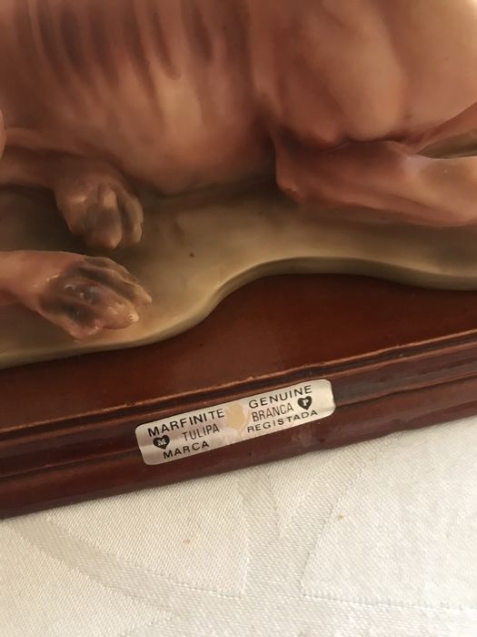 Escultura em marfinite de um cão