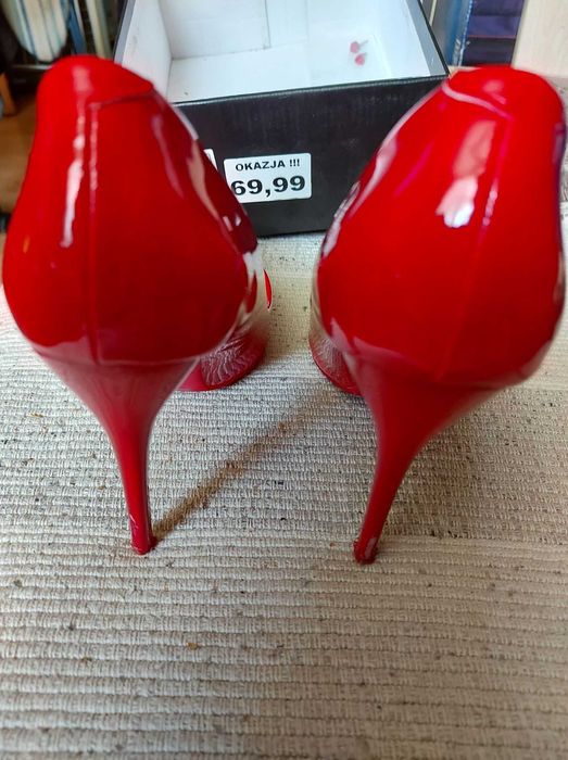 Czerwone szpilki lakierowane