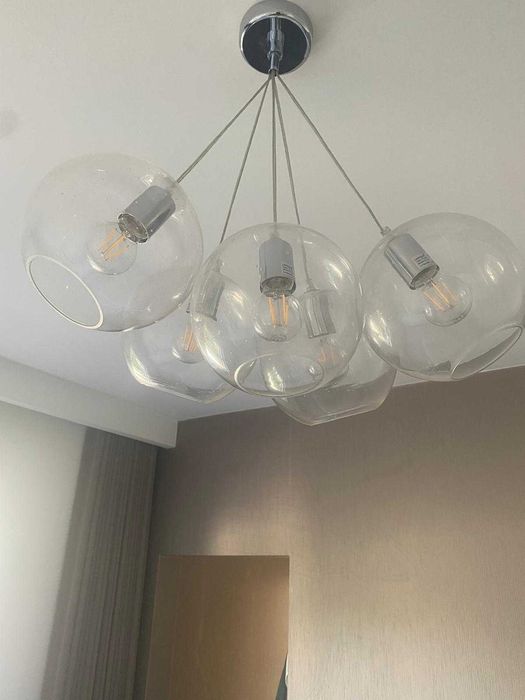Candeeiro suspenso com cinco globos de vidro transparente