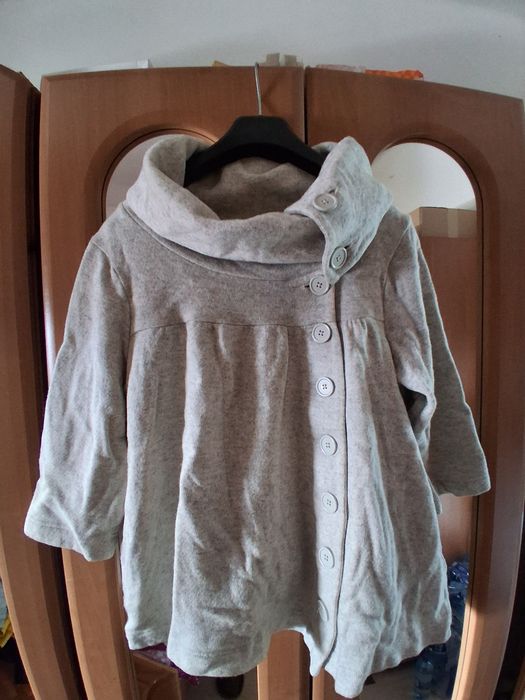 Rozkloszowana sukienka guziki