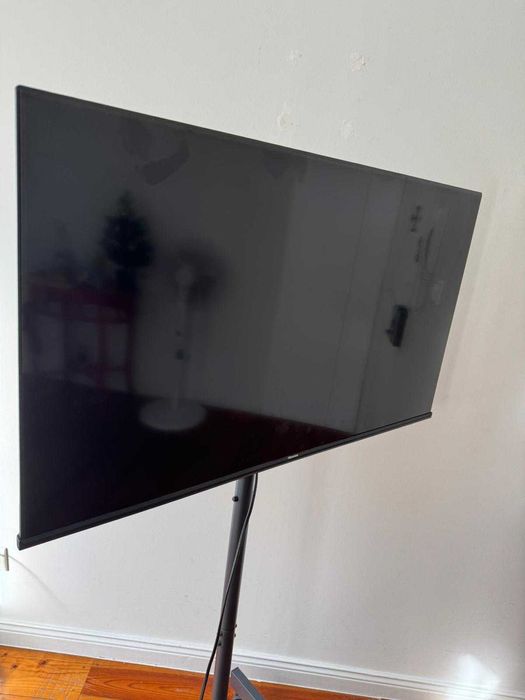 Smart TV HD Hisense 40 polegadas com suporte de chão com rodas