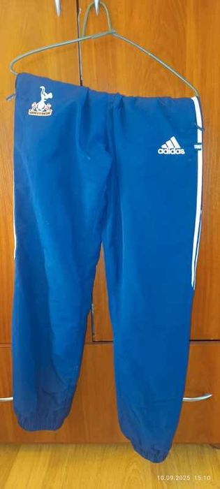 Spodnie dresowe Adidas z logo Tottenham Hotspur