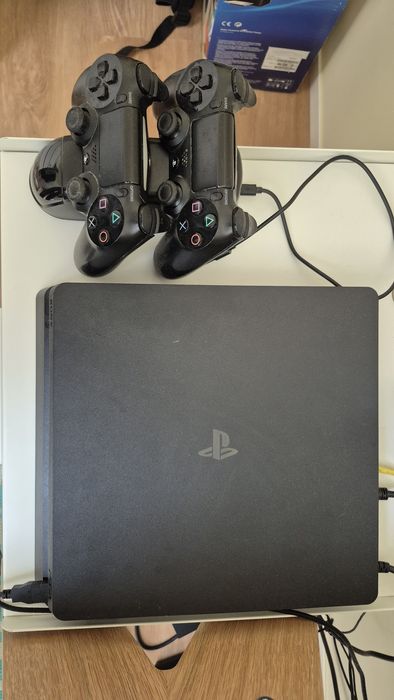 PS4 como nova ( garantia até 07/26) + 3 comandos