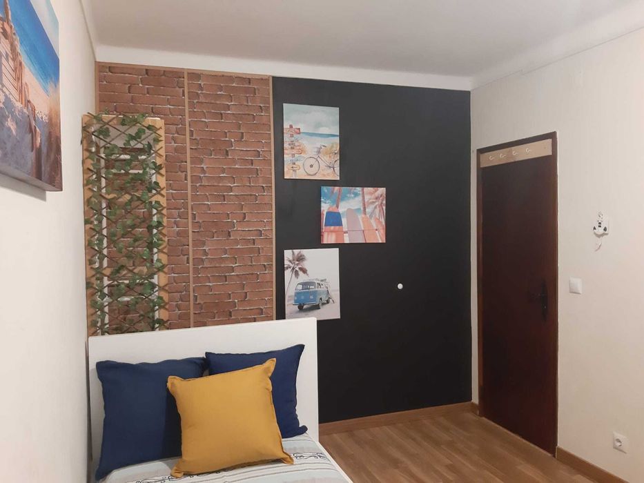 Quarto equipado e amplo