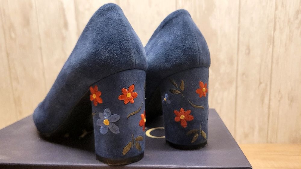 Czółenka ze zdobionymi obcasami