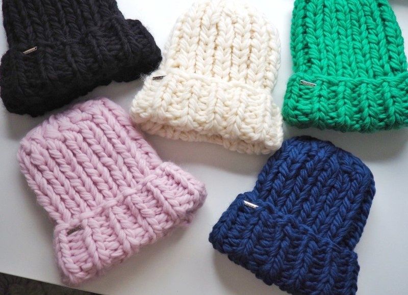 Kolorowe czapki wydziergane na drutach handmade wełna owcza 100 %