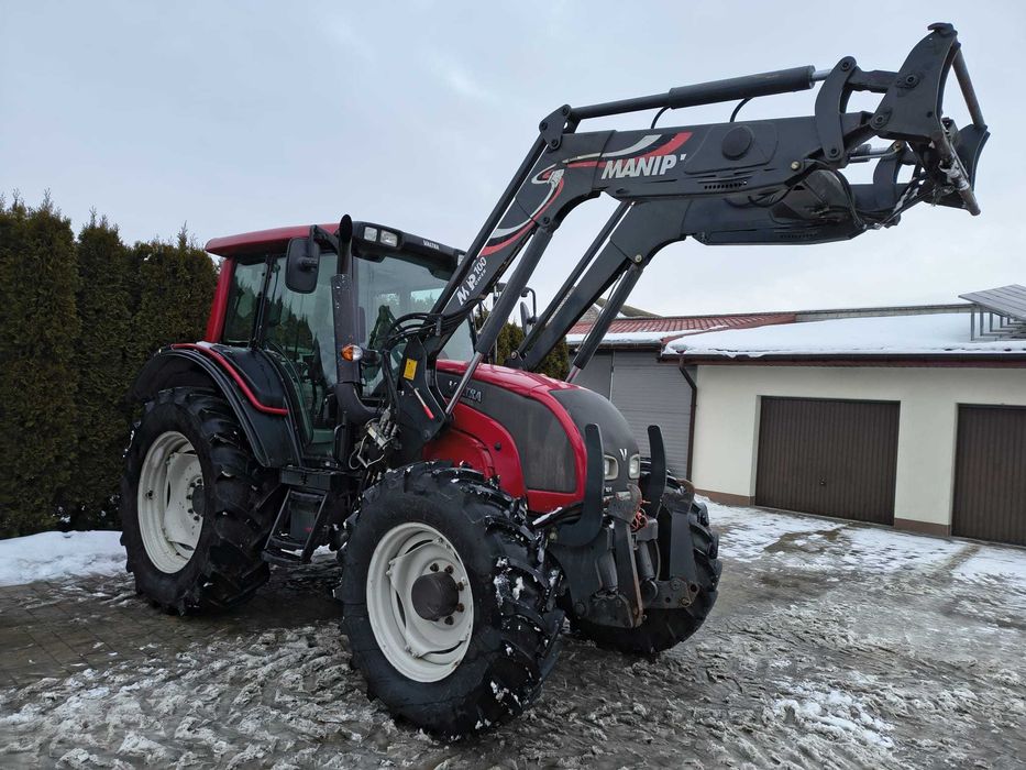 Valtra N101 z tuzem i ladowaczem