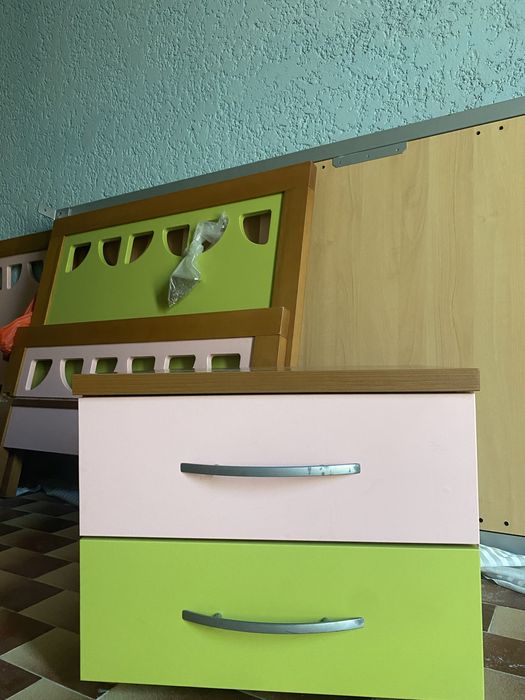 Conjunto Quarto Juvenil (3camas + 3colchões + cómoda + mesa cabeceira)