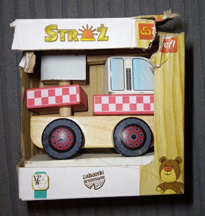 drewniana zabawka - wóz strażacki marki Trefl.