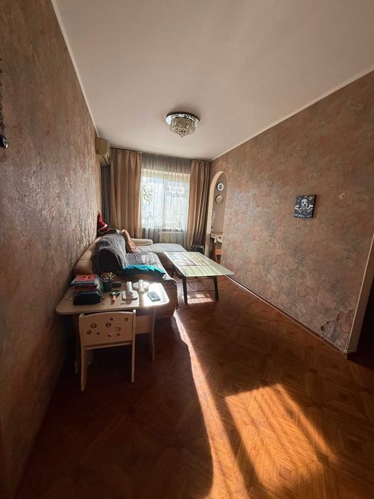 Продам 3-комнатную квартиру в центре города.