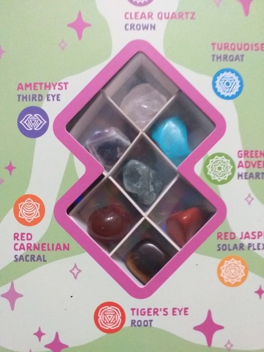 Коллекция кристаллов, предположительно для литотерапии или медитации.