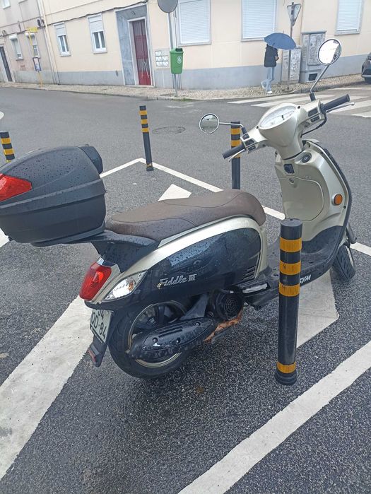 Scooter 125 em bom estado geral.