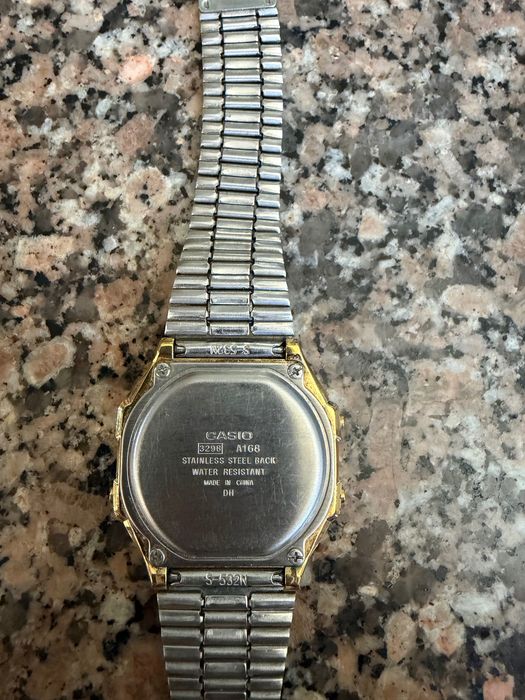 Relógio Casio dourado