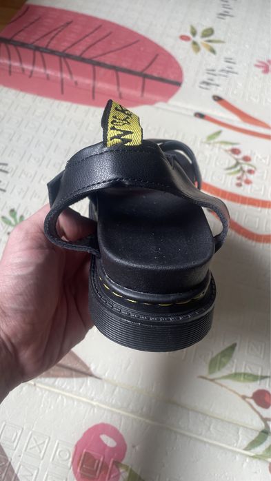 Босоніжки в стилі Dr. martens