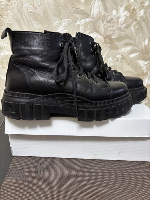 Продам жіночі шкіряні ботинки