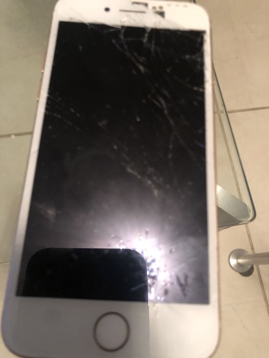 IPhone 8 uszkodzony na części
